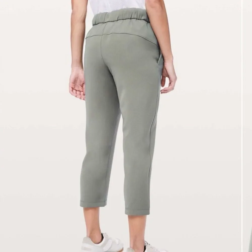 Lululemon On The Fly Grey Sage Cropped Athletic Pull On Pants Women’s Size 10